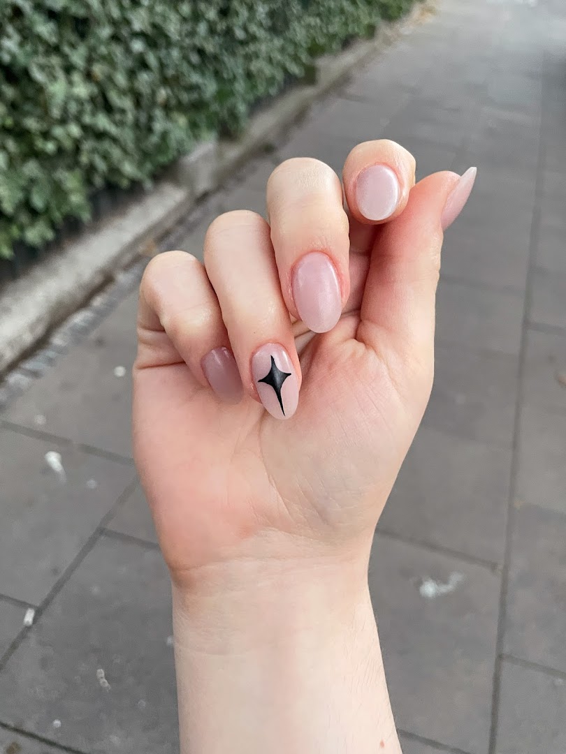 Naturalny nude manicure