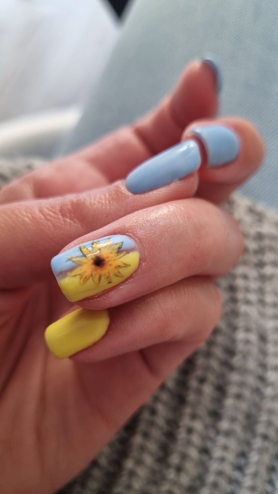Manicure z zoltym akcentem